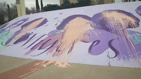 Mural feminista vandalizado en Alcalá de Henares.