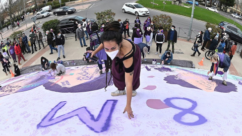 Varias mujeres reparan el mural feminista de Alcalá de Henares, Madrid que ha amanecido este domingo 7 de marzo de 2021.