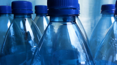 Una cadena de supermercados francesa dejará de vender agua en botellas de plástico.