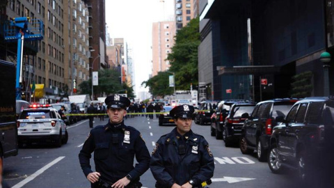 Varios policías acordonan una calle tras la evacuación del edificio Time Warner por el hallazgo de un paquete sospechoso en Nueva York. (JUSTIN LANE | EFE)