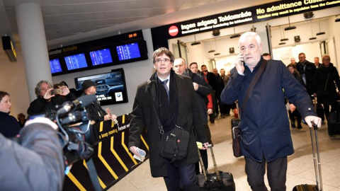 El expresident Carles Puigdemont a su llegada al aeropuerto de Copenhague. - EFE