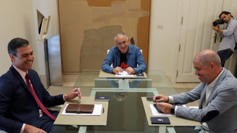 El presidente del Gobierno en funciones, Pedro Sánchez, con los secretarios generales, de UGT, Pepe Álvarez, y de CCOO, Unai Sordo, durante la reunión celebrada en el Palacio de la Moncloa, dentro de la ronda de contactos que mantiene con d