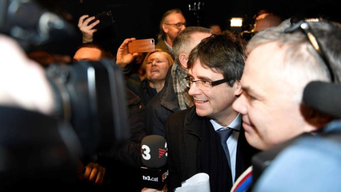 El president de la Generalitat cessat, Carles Puigdemont, a la seva arribada a l'aeroport de Copenhaguen. / EFE/ Tariq Mikkel Khan