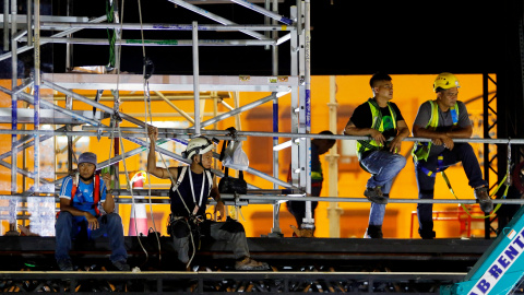 Trabajadores permanecen en una de las obras del Mundial de Catar.