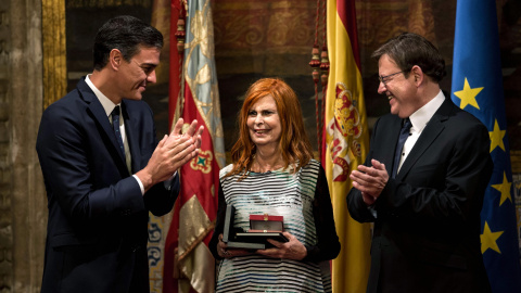 Fotografía de octubre pasado de la exministra de Cultura Carmen Alborch, reconocida con la Alta Distinción de la Generalitat con motivo del 9 d'Octubre, junto al presidente del Gobierno, Pedro Sánchez, y el de la Generalitat, Ximo Puig, dur