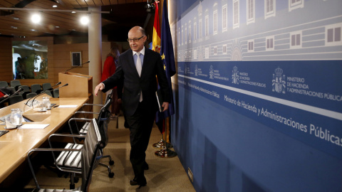 El ministro de Hacienda en funciones, Cristóbal Montoro, durante la rueda de prensa que ha ofrecido para explicar los acuerdos adoptados por la Comisión Delegada de Asuntos Económicos. EFE/Sergio Barrenechea