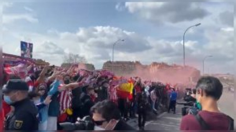 "No es el 8M, circulen": la indignante aglomeración de la afición del Atlético de Madrid antes del derbi que ha sacudido las redes