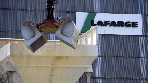 Imagen de archivo tomada el 7 de abril de 2014 en la que se muestra el logotipo de la cementera francesa Lafarge en una de sus plantas de París.