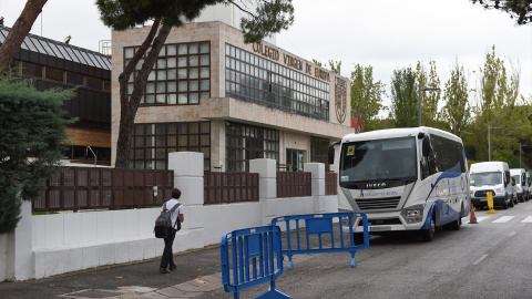 Un autobús del colegio privado Virgen de Europa, en las inmediaciones del centro educativo, a 17 de octubre de 2022, en Boadilla del Monte, Madrid (España).