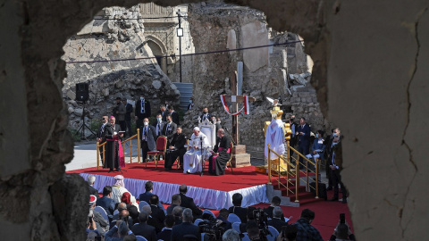 El papa Francisco (c) reza este domingo 7 de marzo de 2021 entre escombros y muros medio derruidos en la plaza de Hosh al Bieaa de la devastada ciudad iraquí de Mosul. En esta plaza se alzaban cuatro iglesias cristianas antes de que los ter