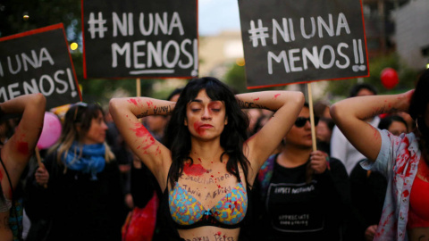 Una manifestante en una marcha contra la violencia de género | Reuters