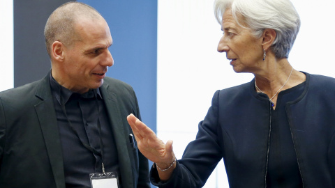 El ministro de Finanzas griego, Yanin Varoufakis, saluda a la directora gerente del FMI, Christine Lagarde, al comienzo de la reunión del Eurogrupo. REUTERS/Francois Lenoir