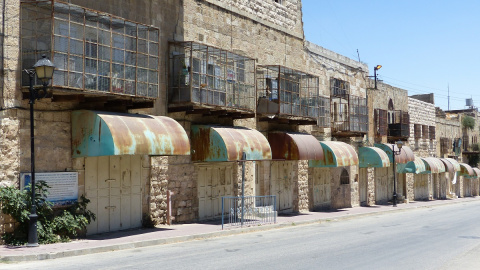 Comercios clausurados y viviendas palestinas protegidas con rejas en el centro de Al-Khalil - Leire Regadas -  Julio 2019