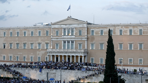 Miles de personas se han concentrado junto al Parlamento griego, en la plaza Syntagma de Atenas, a favor de la permanencia del país en la zona euro. REUTERS/Alkis Konstantinidis