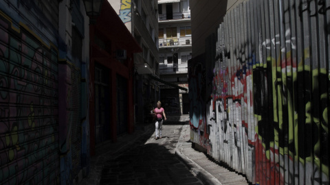 Una camarera lleva un café en la zona turística de Monastiraki, en Atenas. EFE/Yannis Kolesidis