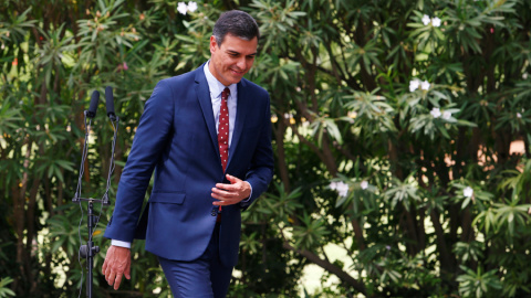 El presidente del Gobierno en funciones, Pedro Sánchez, tras comparecer ante los periodistas después del despacho con el rey Felipe VI en el Palacio de Marivent, en Palma de Mallorca. REUTERS/Enrique Calvo