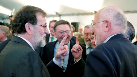 El presidente del Gobierno, Mariano Rajoy, el de la Generalitat Valenciana, Ximo Puig, y el de Mercadona, Juan Roig, bromean tras el acto inaugural de la línea de AVE entre Valencia y Castellón. EFE/ Manuel Bruque