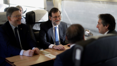 El presidente del Gobierno, Mariano Rajoy, junto al presidente de la Generalitat Valenciana, Ximo Puig, y el ministro de Fomento, Íñigo de la Serna, en su recorrido en el AVE de Valencia a Castellón. EFE/ Presidencia del Gobierno/Diego Cres