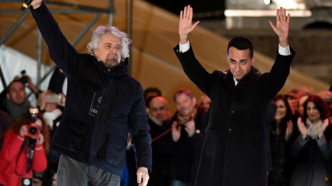 El fundador del partido Movimiento 5 Estrellas (M5S), Beppe Grillo (i), y el candidato del partido a las elecciones generales nacionales Luigi Di Maio pronuncian un discurso durante un acto electoral celebrado en Roma, Italia, el 2 de marzo