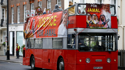 Un autobús de Londres con varios carteles que piden justicia después del asesinato de Khashoggi. | Henry Nicholls / Reuters