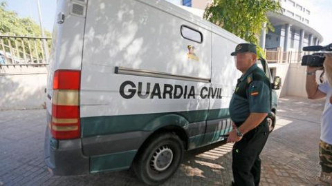 La juez envía a prisión a tres de los detenidos por violar a una joven en Benidorm y deja libre a los otros dos. EFE