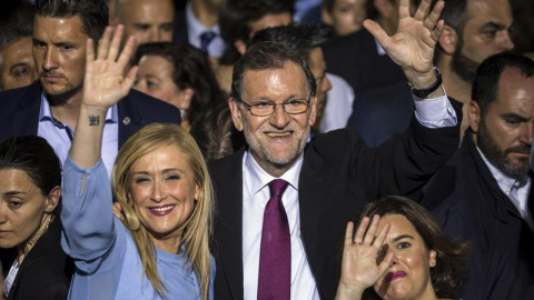 Mariano Rajoy, Soraya Sáenz de Santamaría y Cristina Cifuentes, durante el acto de inicio de campaña en Madrid. / EFE