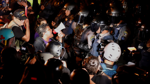 02/08/2019.- Decenas de personas protestan para pedir la renuncia del recién juramentado gobernador, Pedro Pierluisi, este viernes, en San Juan (Puerto Rico). EFE/ Thais Llorca