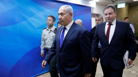 El primer ministro israelí, Benjamin Netanyahu, llega a la reunión semanal del gabinete en su oficina en Jerusalén