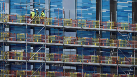 Trabajadores en un edificio residencial en Londres. REUTERS/ Toby Melville