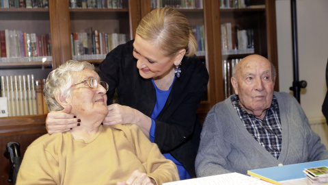 Cristina Cifuentes en la visita a una residencia de ancianos. COMUNIDAD DE MADRID