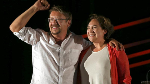 El candidato de En Comú Podem, Xavier Domènech, y la alcaldea de Barcelona, Ada Colau, durante el acto electoral de inicio de campaña. EFE/Toni Albir.