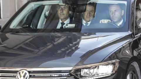 El primer ministro de Italia, Giuseppe Conte, en una imagen reciente a bordo de su coche oficial. EFE/EPA