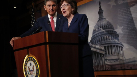 La senadora Susan Collins y Joe Manchin en Capitol Hill, Washington. REUTERS