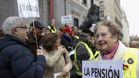 Concentración en defenesa de las pensiones en las escalinatas del Congreso de los Diputados. EFE