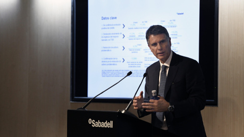 El consejero delegado del Sabadell, Jaime Guardiola, durante la rueda de prensa para informar de los resultados del tercer trimestre. EFE/ Víctor Lerena