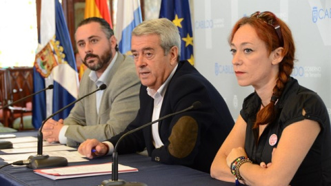 El consejero de Cooperación Municipal y Vivienda del Cabildo de Tenerife, Aurelio Abreu (centro) junto a Inma Évora durante la presentación del Consejo Insular de la Vivienda, en 2015.- EUROPA PRESS