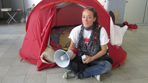 La activista de la PAH de Tenerife, Inma Évora, durante su protesta.