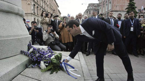 El primer ministro griego, Alexis Tsipras, deposita flores ante el monumento al conde Ioannis Kapodistrias, diplomático del Imperio ruso, durante su visita a Moscú este fin de semana. / VALENTIN YEGORSHIN (EFE)