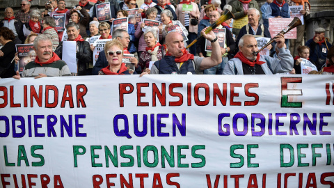 Concentración de jubilados ante el Ayuntamiento de Bilbao en defensa de unas pensiones "dignas" de al menos 1.080 euros al mes y del blindaje del sistema público EFE/MIGUEL TOÑA