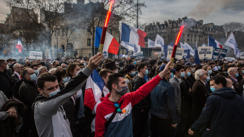 Manifestantes encienden bengalas durante una concentración de partidarios del movimiento de extrema derecha Generation Identitaire contra la posible disolución del movimiento.