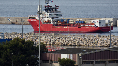 El buque de rescate Ocean Viking llega al puerto mediterráneo francés de Marsella