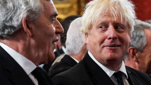 Boris Johnson habla con Gordon Brown en el Palacio de St. James en Londres el 10 de septiembre de 2022, durante la proclamación del rey Carlos III.