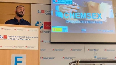 Ángel Díaz, médico de familia y urgencias y miembro de la ONG Imagina, en una conferencia cobre 'chemsex'.