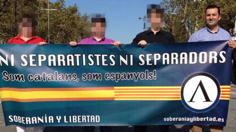 Diego Frías posando con una de las pancartas de Soberanía y Libertad / PUBLICO