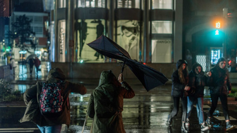 Una persona camina con un paraguas, a 5/11/2023, en A Coruña, Galicia (España). - Gustavo de la Paz / Europa Press.