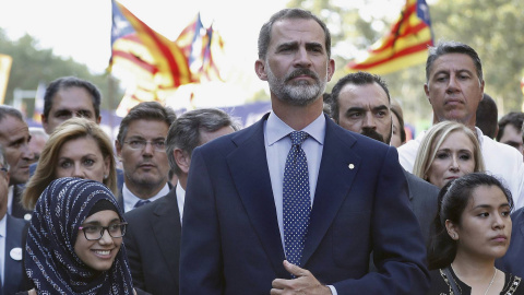 El Rey, en la cabecera de la manifestación contra los atentados yihadistas en Cataluña en 2017. ANDREU DALMAU EFE