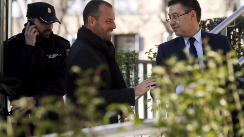 El presidente del FC Barcelona, Josep María Bartomeu, y su antecesor en el cargo, Sandro Rosell, a su salida de la Audiencia Nacional. REUTERS/Andrea Comas