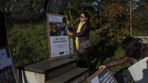 La buscadora de desaparecidos Lucia Diaz Genao se manifiesta, junto a activistas de Derechos Humanos radicados en los Países Bajos, para solicitar a la Corte Penal Internacional que  investigue los presuntos crímenes de lesa humanidad relac