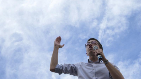 El secretario de Política de Podemos, Iñigo Errejón, durante el mitín electoral de Unidos Podemos que se esta llevando a cabo en la plaza de la Merced, en Málaga. EFE/Jorge Zapata