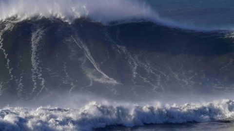 Hugo Vau surfea una ola de 35 metros en Nazaré. / EP